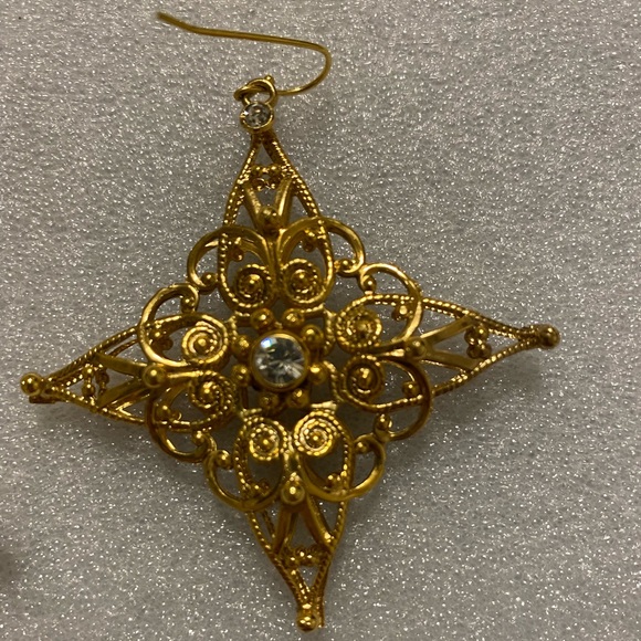 VSA Once Upon a Time Gold Starburst Necklace and Earrings - Picture 9 of 10